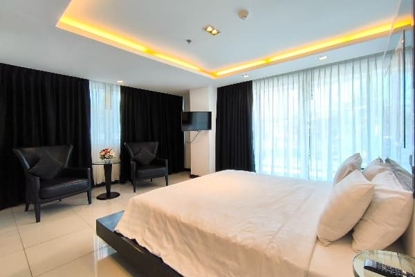 1 Bedroom Deluxe Double Suite with balcony full double bed