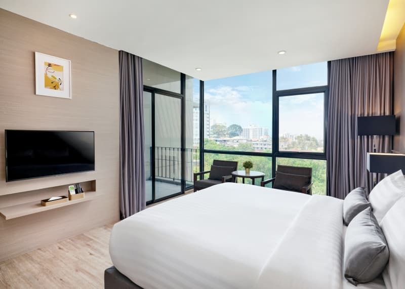 Deluxe Double room with city view full double bed