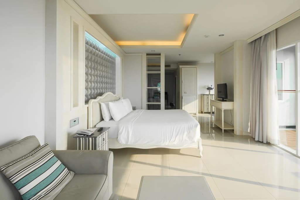 South Wing High Floor Double Suite full double bed