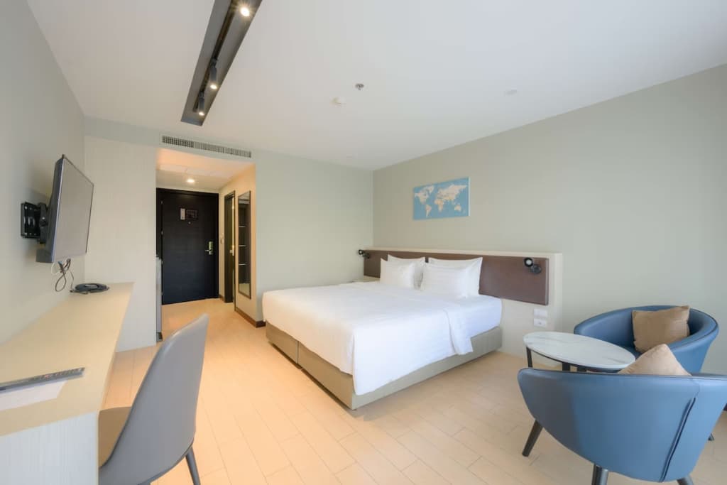 Deluxe Double room with pool view full double bed