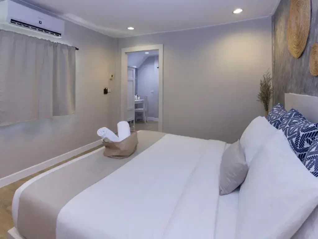Double Villa Poolside full double bed