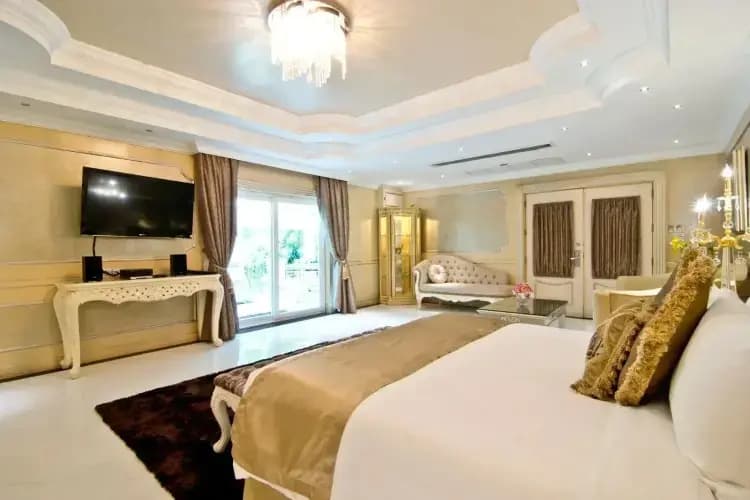Double Suite full double bed