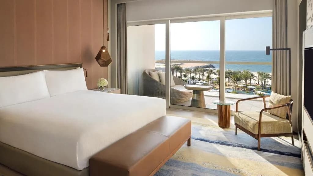 1 Bedroom Club Lounge Access Double Suite with sea view full double bed