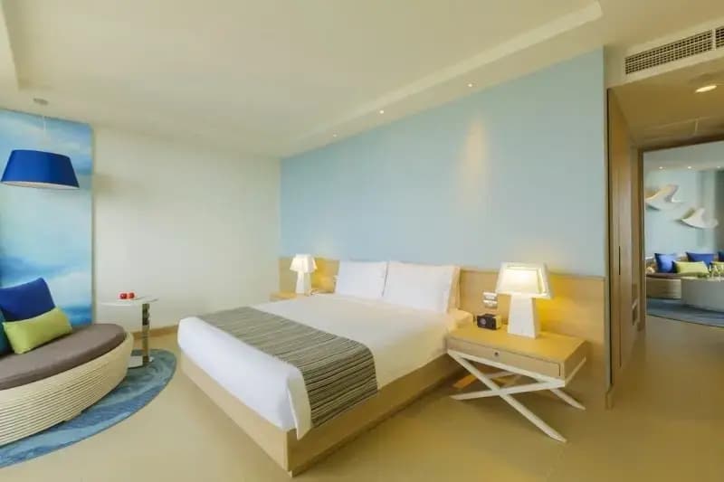 1 Bedroom Club Executive Tower Double Suite full double bed
