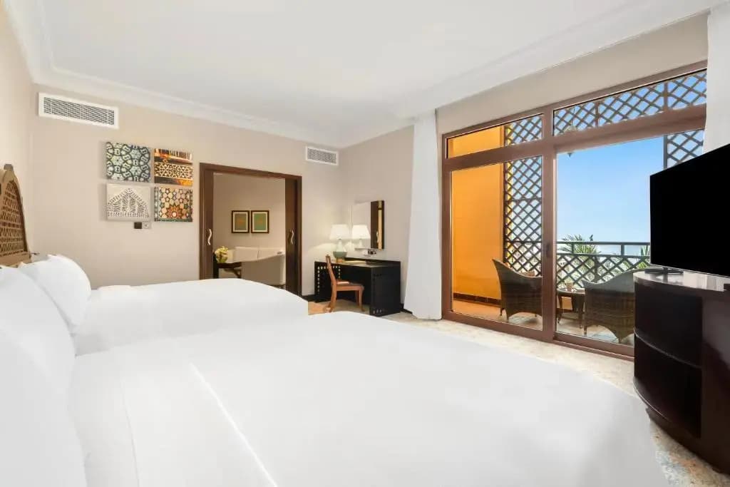 1 Bedroom Deluxe Double Suite full double bed
