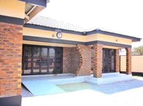 Manacomfy - 14bed House - 4 Baths - Victoria Falls