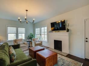 Walk to Bergfeld Park: 1928 Azalea District Home