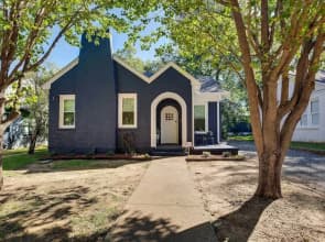 Walkable Tyler House w/ Deck: 1/2 Mi to Downtown!