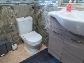Netflix/WI-FI, 3 bedroom and free parking