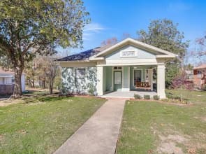 2 Mi to Tyler Rose Garden: Vibrant Apartment!