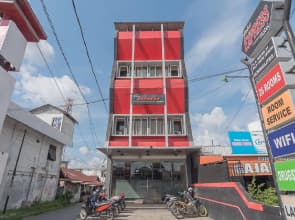 RedDoorz near Stadion Sanaman Mantikei