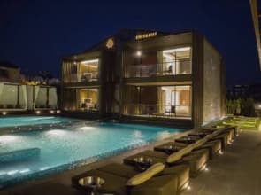 Encoreist Hotel and Lounge