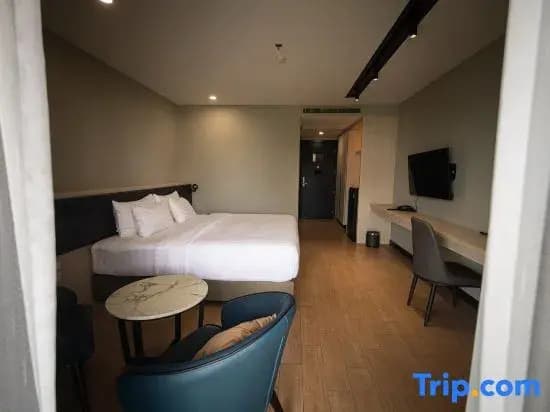 Premium Double room with pool view full double bed