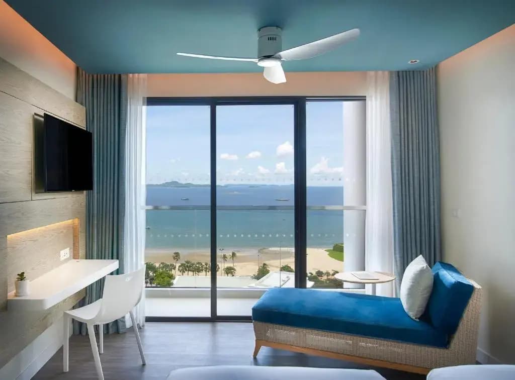 Deluxe Double room with balcony and with ocean view full double bed
