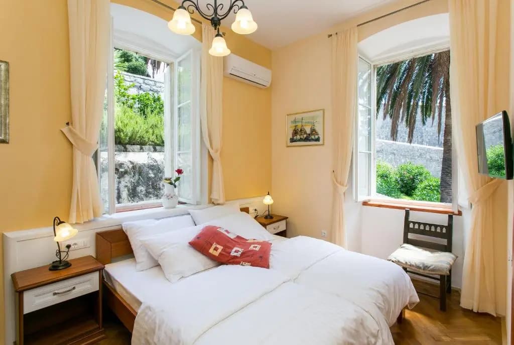 Standard Double room with city view full double bed