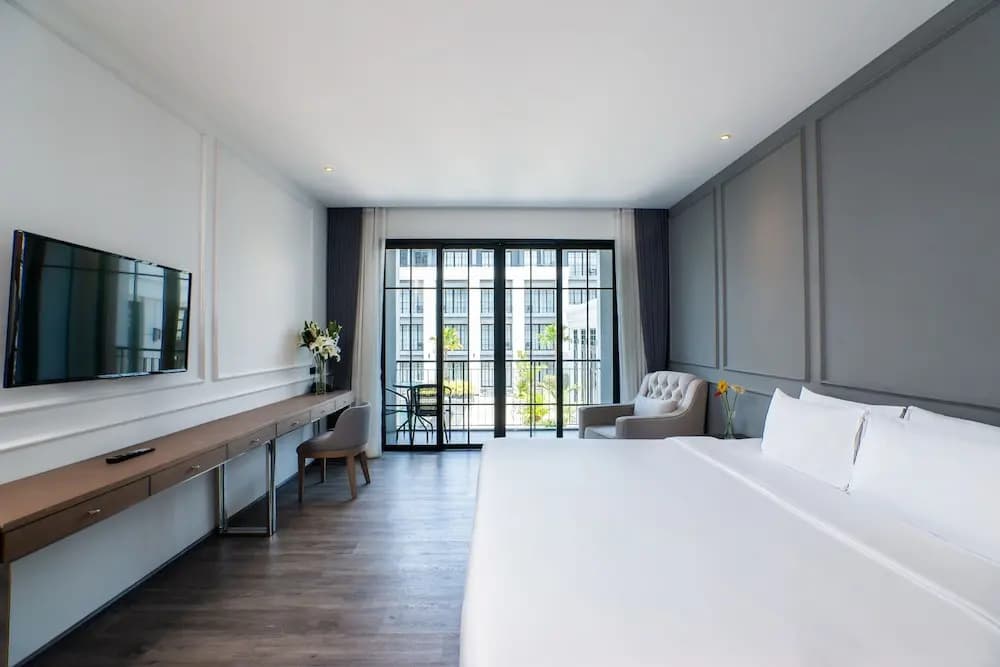 Deluxe Double room with balcony and with pool view full double bed