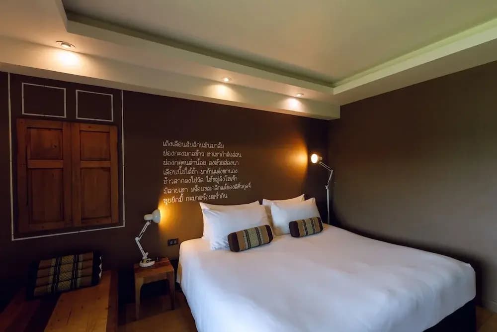 Deluxe Double room with balcony and with lake view full double bed