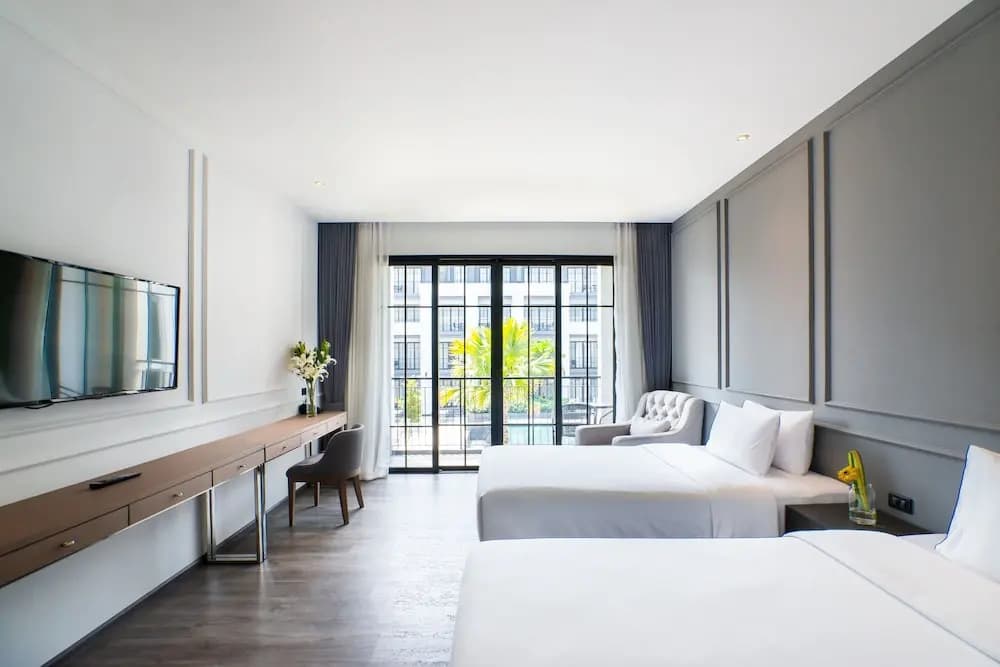 Deluxe Double room with balcony and with pool view twin beds