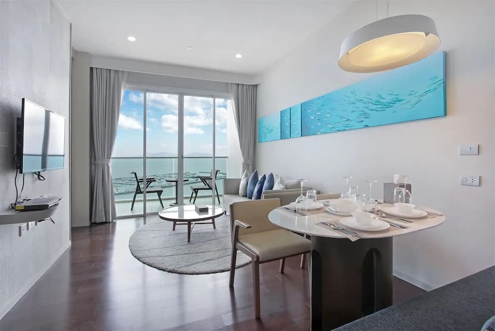 2 Bedrooms Standard Family room with balcony