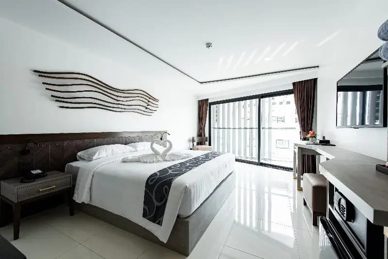Superior Double room with city view full double bed