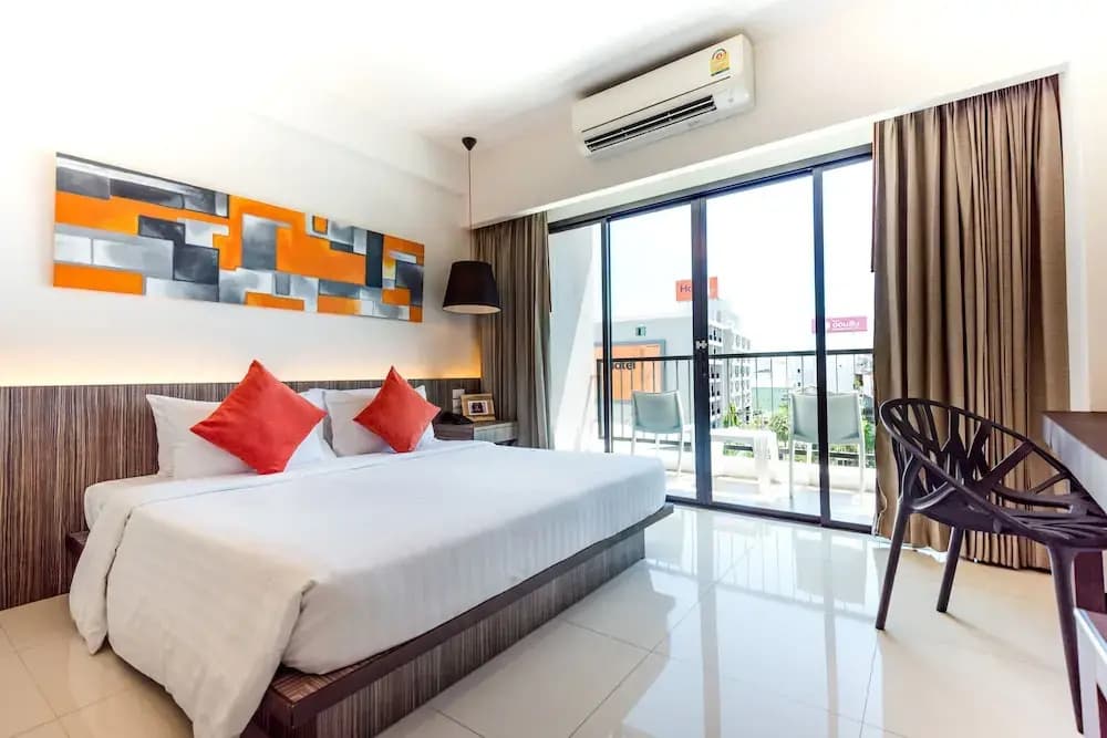 Deluxe room with balcony and with pool view