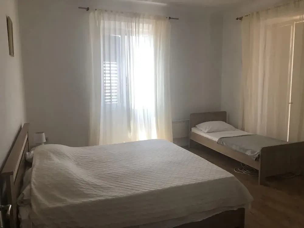 4 Bedrooms Apartment with city view