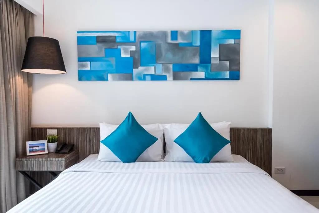 Deluxe Double room with city view full double bed