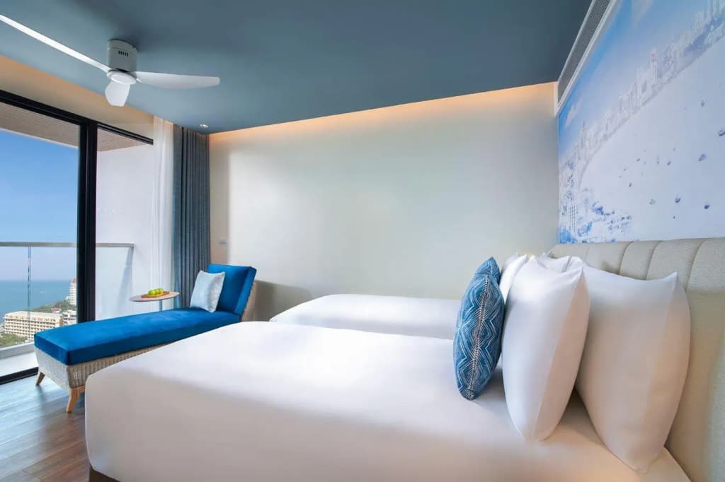 Deluxe Double room with balcony and with ocean view twin beds