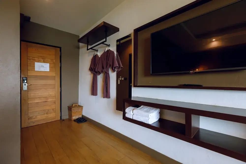 Deluxe Double room with balcony and with lake view twin beds
