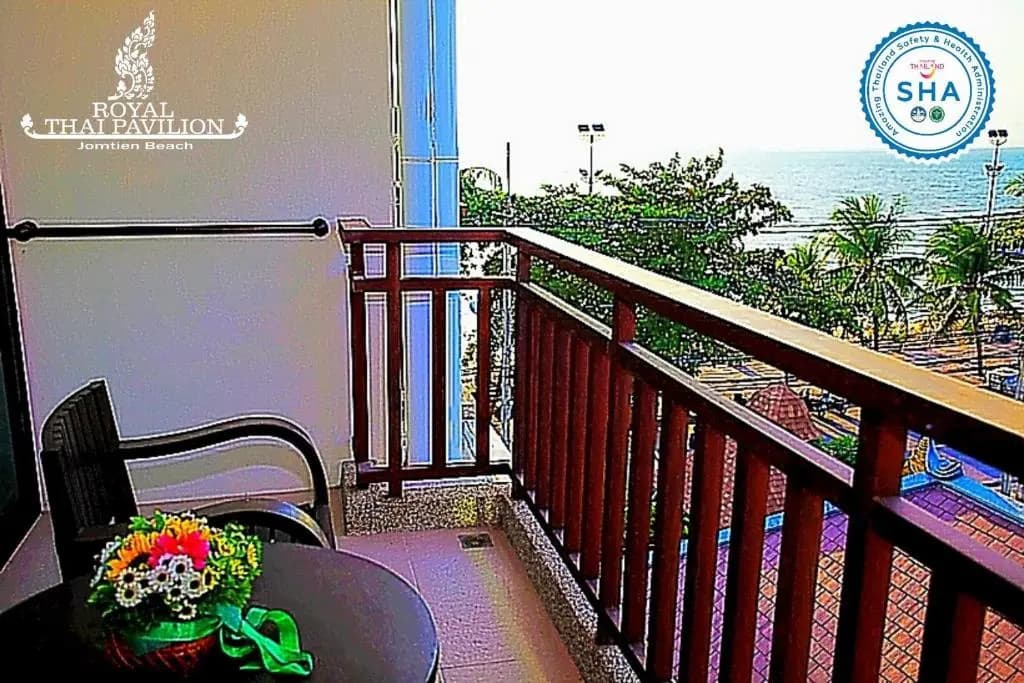 Deluxe Double room with partial sea view full double bed