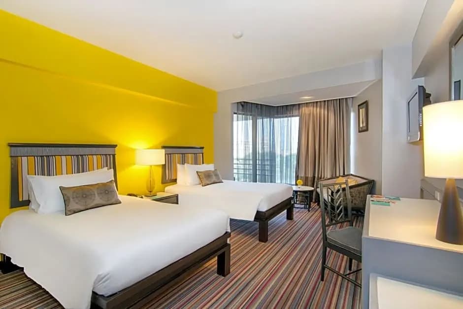 Deluxe Double room with city view twin beds