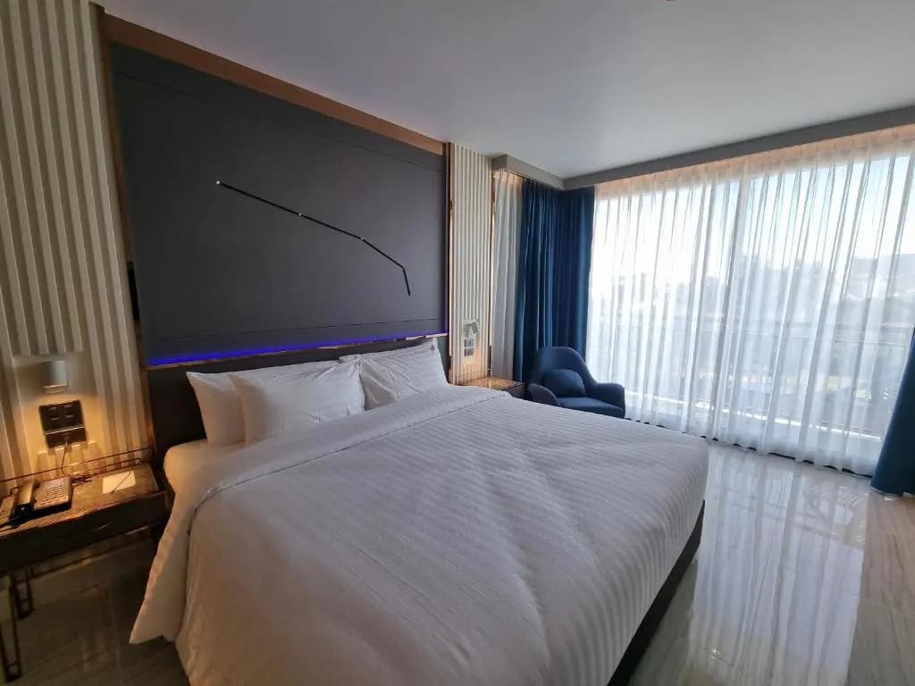 Deluxe DEE Tower Double room with balcony full double bed