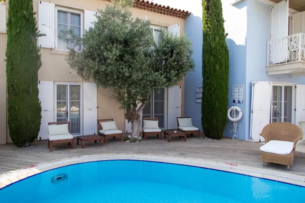 Standard Double room with pool view full double bed