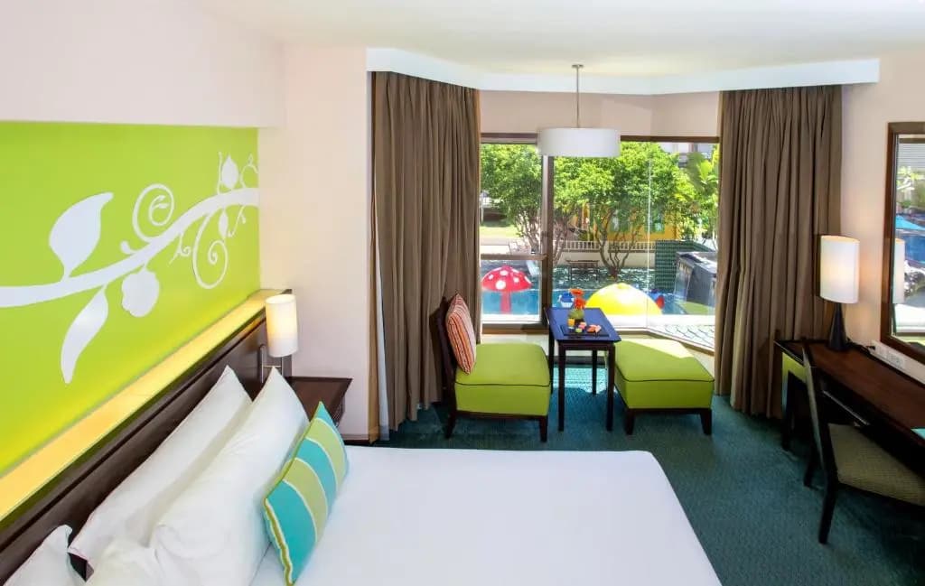 Deluxe Double room with pool view full double bed