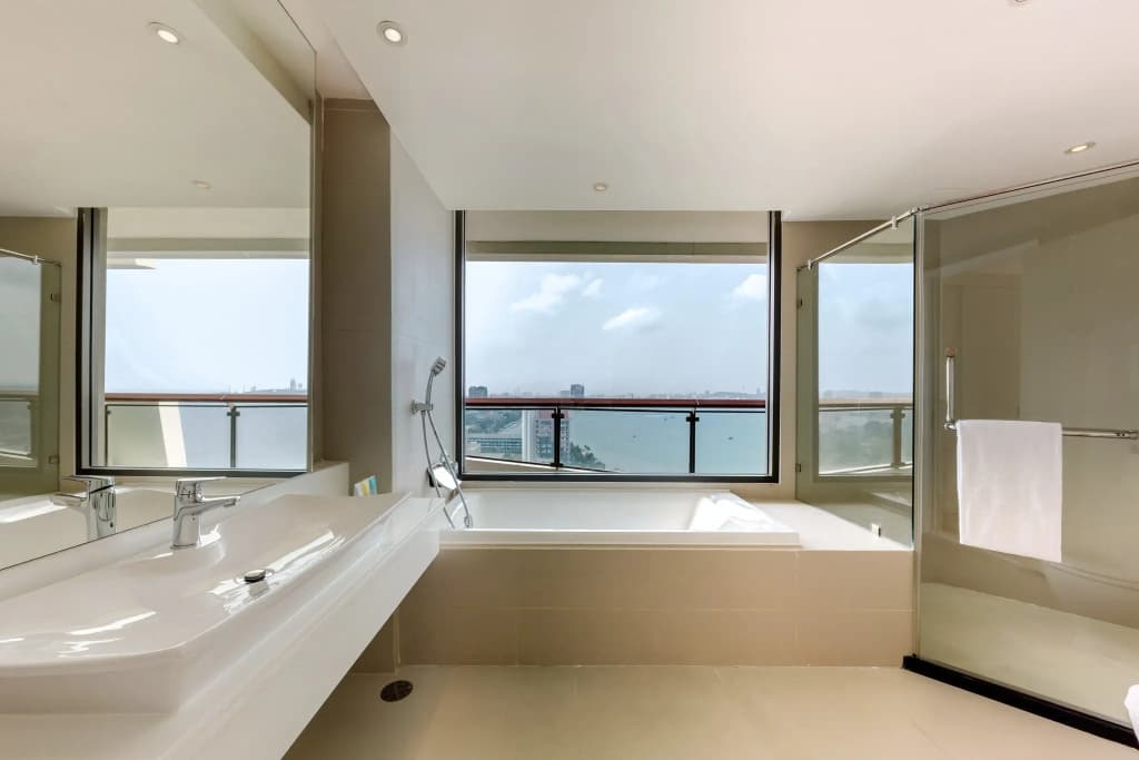Deluxe Corner Double room with sea view twin beds