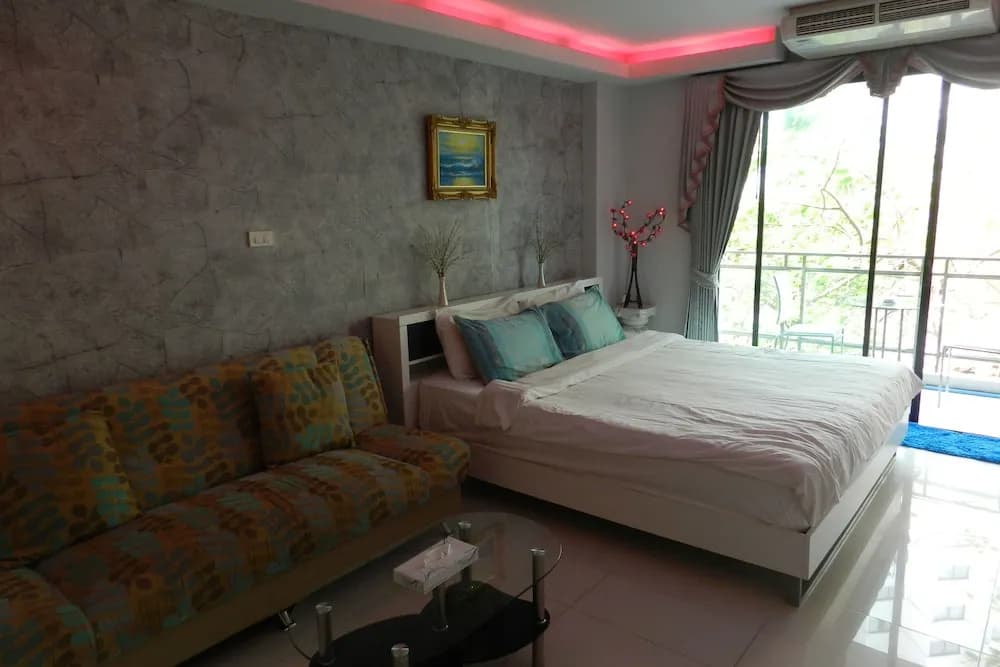 Superior Suite with balcony and with partial ocean view