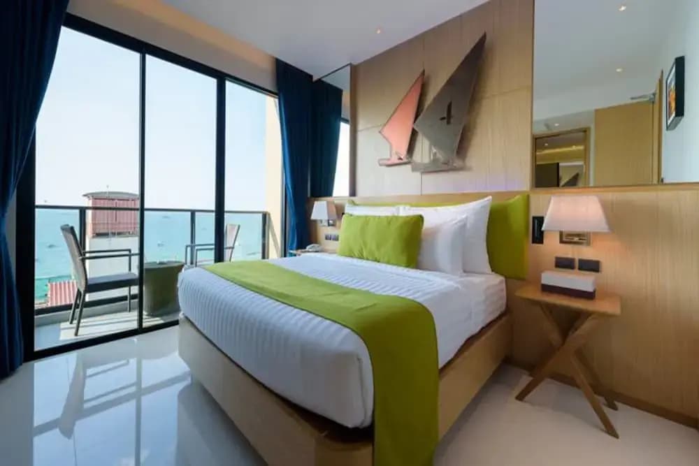 Deluxe room with balcony and with ocean view