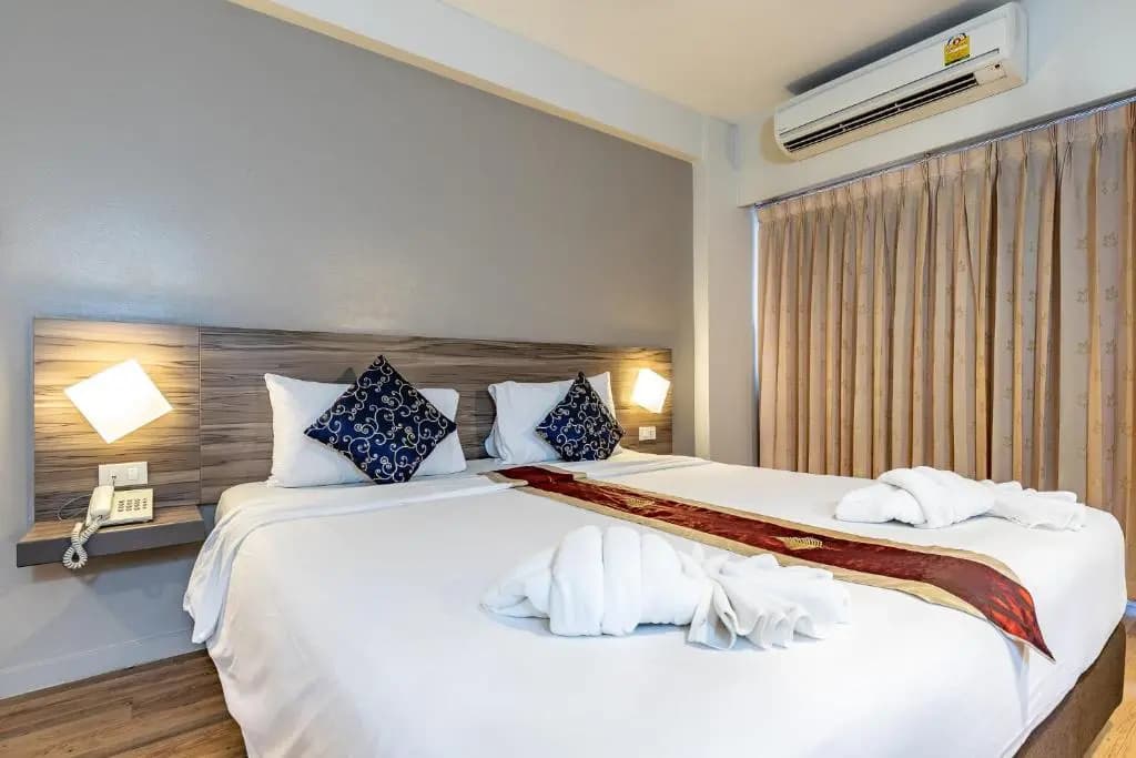 Deluxe Double room with city view full double bed