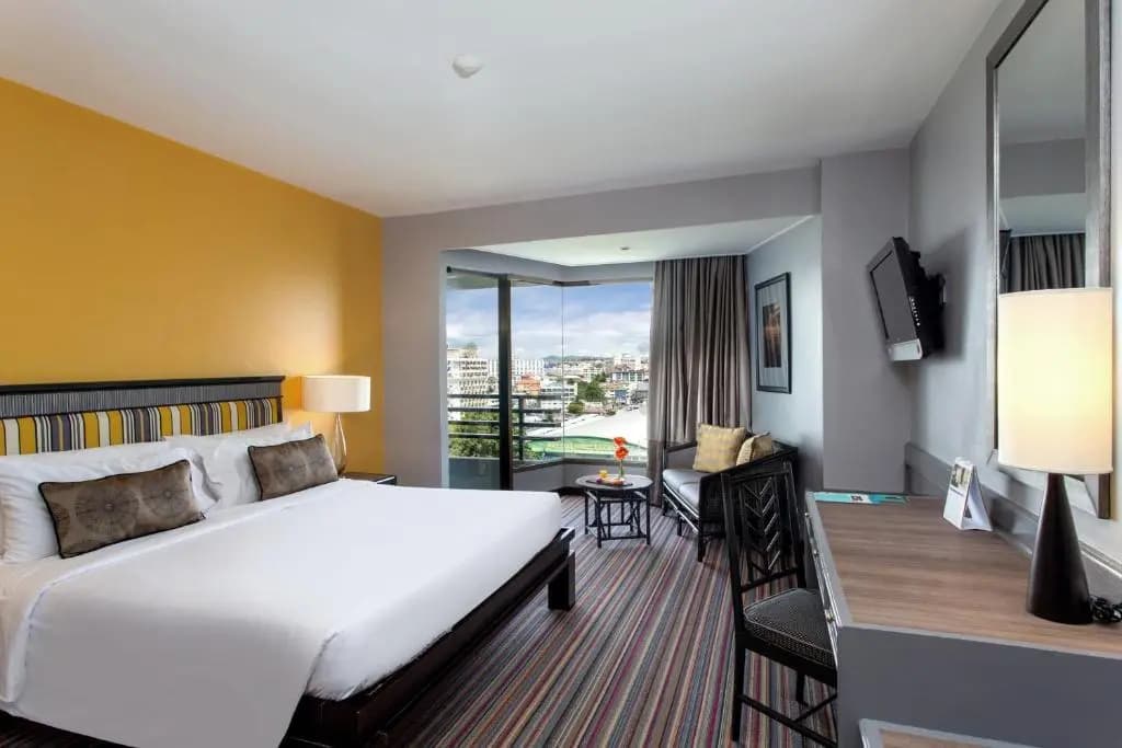 Deluxe Double room with city view full double bed