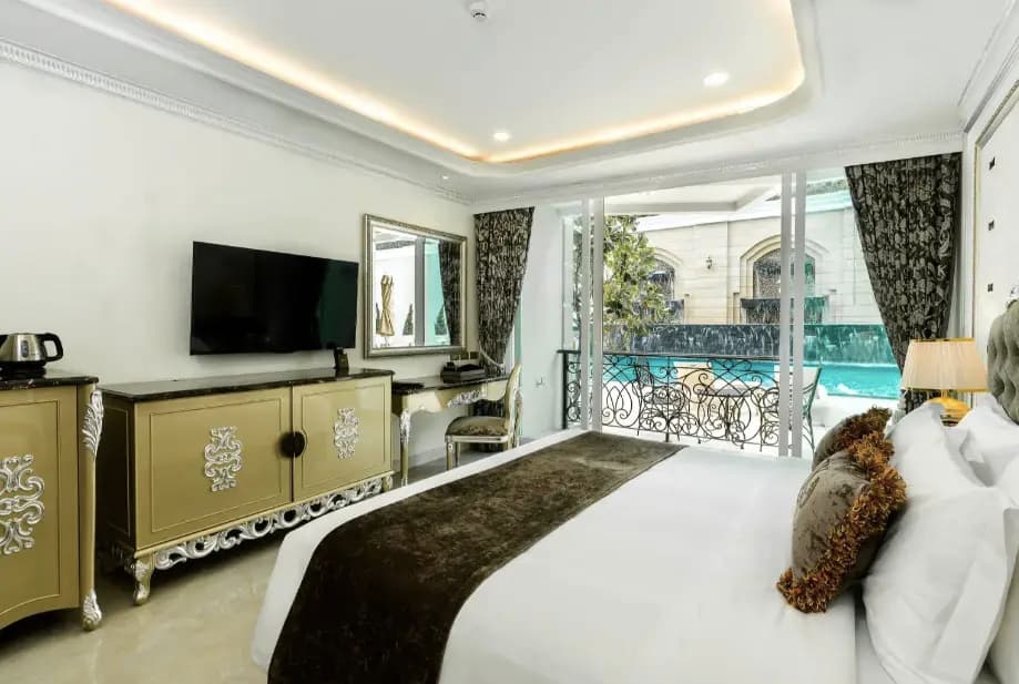 Deluxe Pool Access room full double bed