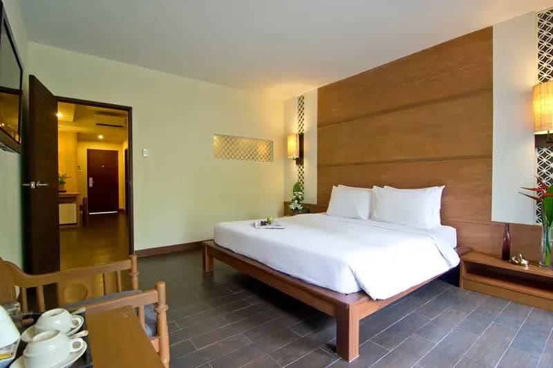 Double Suite with garden view full double bed