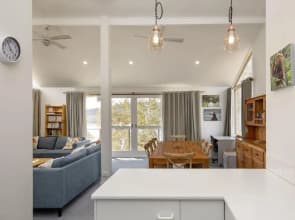 'Matilda' - Spacious & centrally located with great lake views